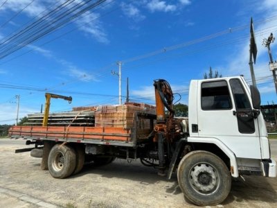 Caminhão com materiais de construção