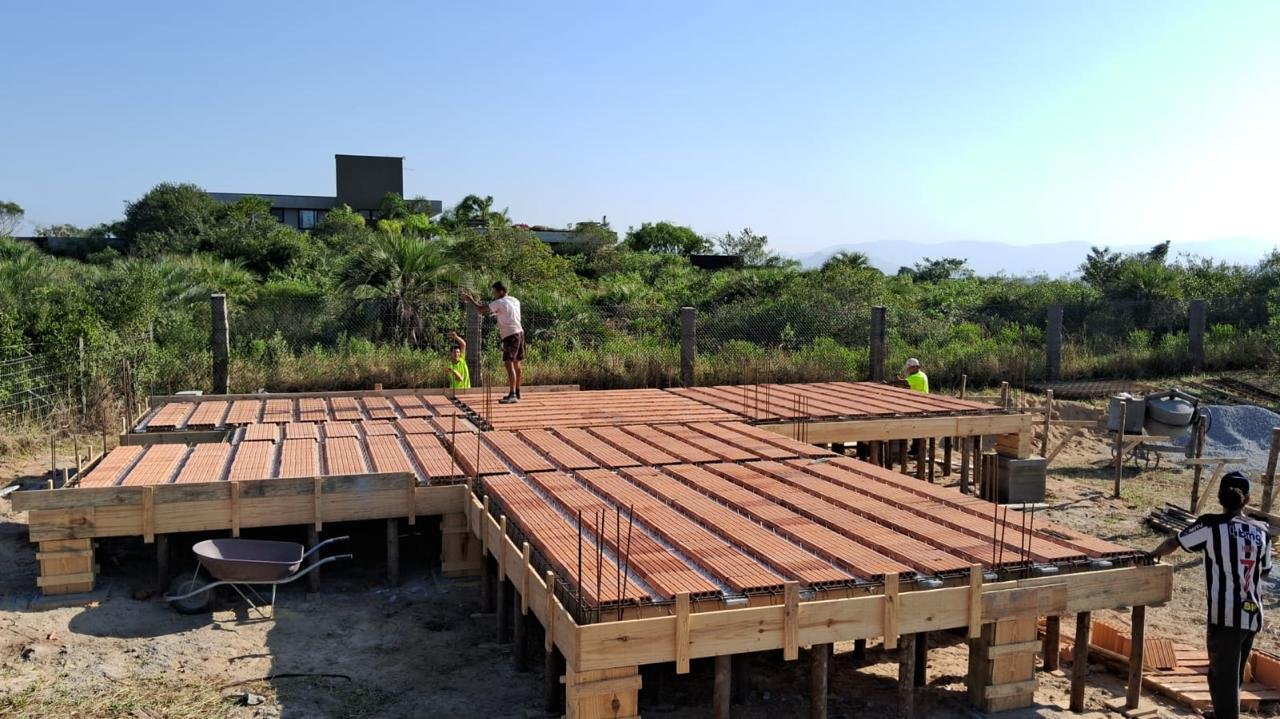 Obra com laje pré-moldada